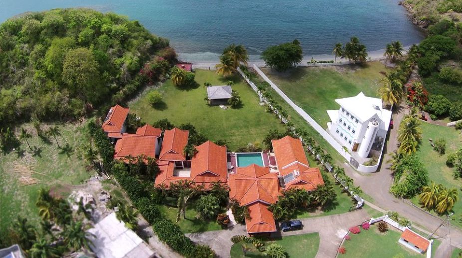 विजय माल्या की मशहूर किंगफिशर विला जो गोवा के कैंडोलिम बीच पर स्थित है अब एक बॉलीवुड जोड़े सचीिन जोशी और उर्वशी शर्मा के पास है।