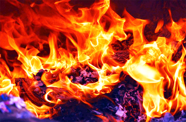 पुणे में ट्रेन में शॉर्ट सर्किट के बाद लगी आग यात्रियों की सतर्कता से टला बड़ा हादसा!