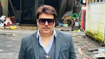 वायरल वीडियो में गोविंदा छोटी लड़की के कंधे पर झुके हुए दिखाई दे रहे हैं, नेटिज़ेंस उन्हें 'अजीब नंबर 1' कह रहे हैं