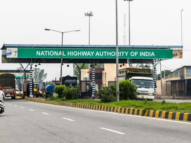 Private Car Toll Tax  Update: निजी गाड़ियों के लिए नया टोल सिस्टम 15 अगस्त  से लागू होगा वार्षिक पास जानिए पूरी जानकारी