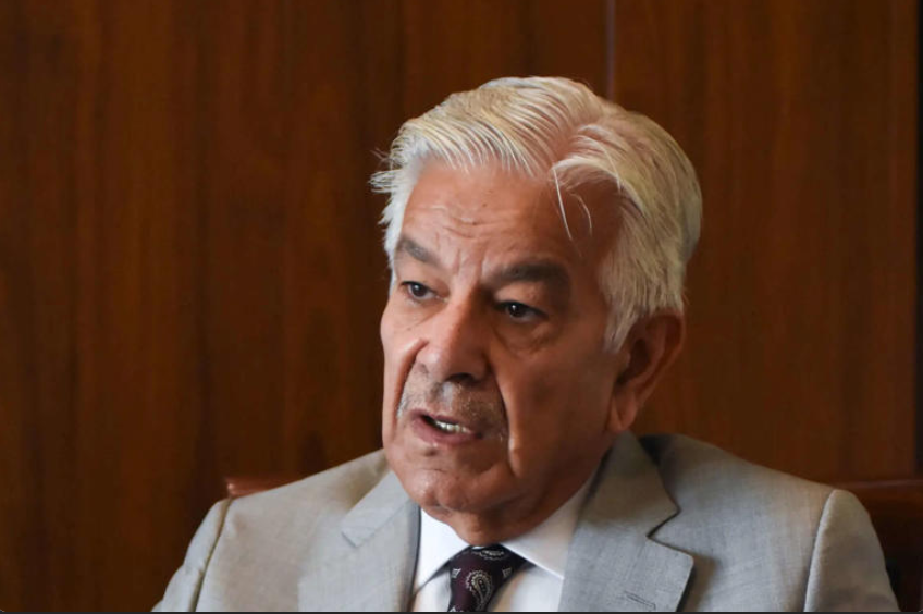 “हमने फ्लडलाइट्स हैक कीं”: पाकिस्तान के रक्षा मंत्री ने एक और विचित्र दावा किया, कहा कि मैच में व्यवधान एक साइबर हमला था