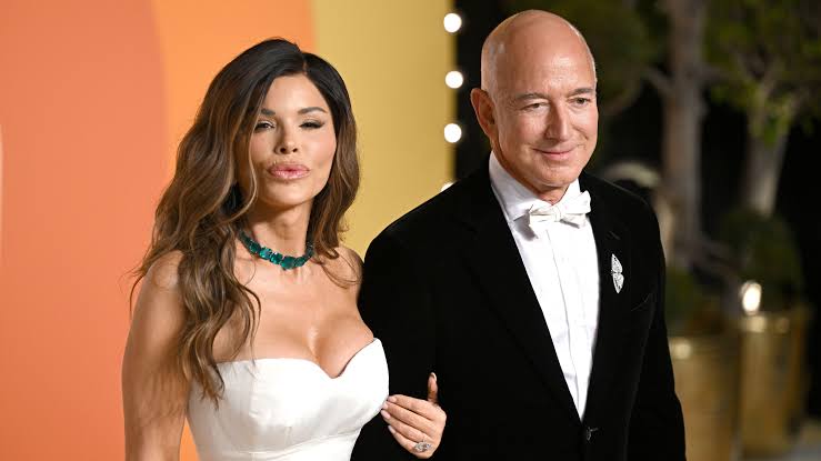 Jeff Bezos-Lauren Sanchez Wedding: दुनिया के चौथे सबसे अमीर इंसान की शादी की तस्वीर आई सामने,शादी के बाद पहली तस्वीर वायरल
