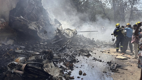 अहमदाबाद के सरदार वल्लभभाई पटेल अंतरराष्ट्रीय हवाई अड्डे से उड़ान भरने के कुछ ही मिनटों बाद एयर इंडिया की फ्लाइट AI171 Crash