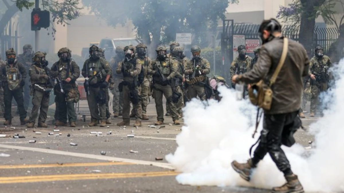 लॉस एंजिल्स में हाल ही में अवैध आप्रवासन के खिलाफ की गई कार्रवाइयों (ICE raids) के विरोध में प्रदर्शन हिंसक