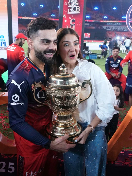 अनुष्का शर्मा और विराट कोहली का इमोशनल मोमेंट, जब रॉयल चैलेंजर्स बेंगलुरु (RCB) ने 3 जून 2025 को IPL 2025 का खिताब जीता,