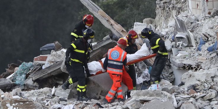 दिल्ली में चार मंजिला इमारत ढहने का हादसा: कई लोग मलबे में फंसे, बचाव कार्य जारी