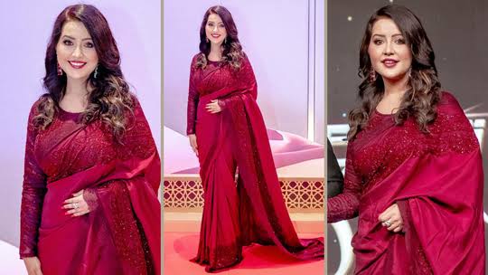 दुबई में महाराष्ट्र के CM की बीवी अमृता फडणवीस का ट्रेडिशनल लुक, लाल साड़ी में दिखीं बेहद खूबसूरत