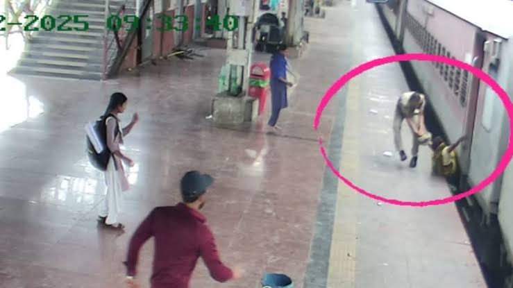 Nagpur News: नागपुर से पुणे चलती ट्रेन में गिरने से बची युवती, RPF जवान ने युवती की बचाई जान
