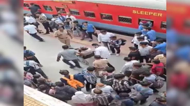 वर्धा ट्रेन विवाद: सीट के झगड़े में ब्लेड से हमला, मचा हड़कंप, दो युवक घायल यहां देखिए पूरा मामला