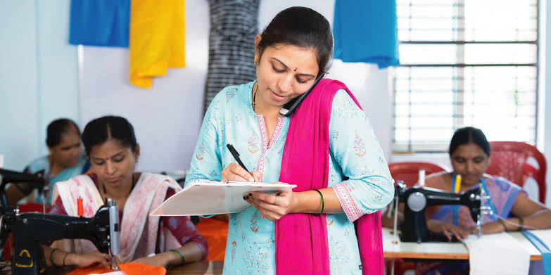 गुजरात में 12 घंटे तक काम करेंगी महिलाएं, नाइट शिफ्ट में भी मिलेगी इजाजत - फैक्ट्री एक्ट में हुआ बड़ा बदलाव