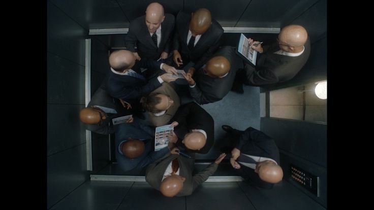 ग्रेटर नोएडा की हाईराइज सोसाइटी में लिफ्ट बनी अखाड़ा: लोग भिड़े, वीडियो वायरल