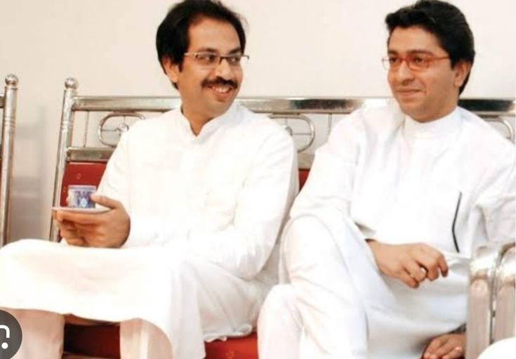 20 साल बाद मंच साझा करते हुए उद्धव ने चचेरे भाई राज ठाकरे को गले लगाया। पहली झलक