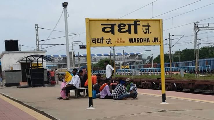 वर्धा: ट्रेन की सीट को लेकर ब्लेड से हमला, दो युवक घायल महाराष्ट्र: ट्रेन में सीट विवाद बना खूनी संघर्ष, युवकों ने चलाए ब्लेड ट्रेन में सीट को लेकर भिड़े युवक, वर्धा में चला ब्लेड का खेल