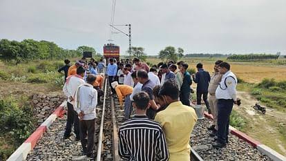 बिहार: ट्रेन ट्रैक पर चढ़ा नशे में ऑटो, पायलट की सूझबूझ से टला बड़ा हादसा