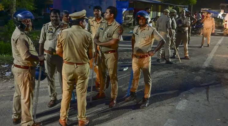 Ex-बैंक मैनेजर ने उड़ाए 53 करोड़ चोरी में छुपा हैरान कर देने वाला राज.जानिए इस खौफनाक प्लानिंग की सच्चाई 