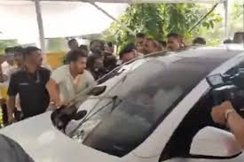 महाराष्ट्र के उपमुख्यमंत्री एकनाथ शिंदे ने चलाई टेस्ला: मुंबई में पहले शोरूम के उद्घाटन के बाद लिया जायजा