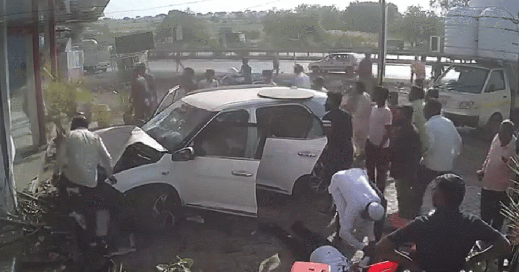 हापुड़ सड़क हादसा: होटल में घुसी तेज रफ्तार कार, 1 की मौत, 3 घायल – चालक फरार, देखें घटना का वीडियो