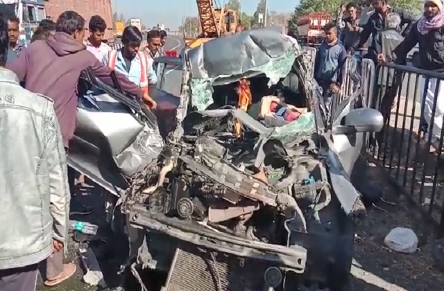 हापुड़ सड़क हादसा: होटल में घुसी तेज रफ्तार कार, 1 की मौत, 3 घायल – चालक फरार, देखें घटना का वीडियो