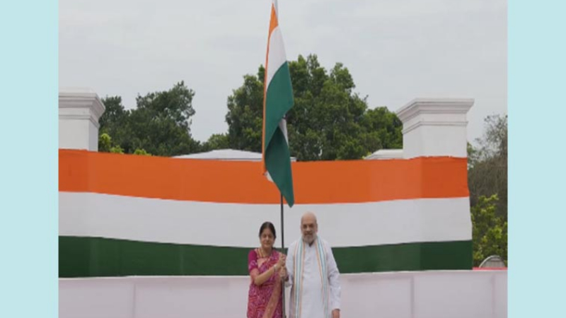 हर घर तिरंगा 2025: गृह मंत्री अमित शाह ने दिल्ली में अपने आवास पर फहराया तिरंगा