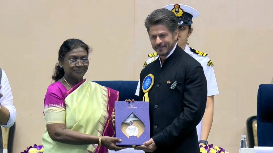 नेशनल अवॉर्ड मेडल पहनने में शाहरुख खान को आई दिक्कत, वीडियो हुआ वायरल