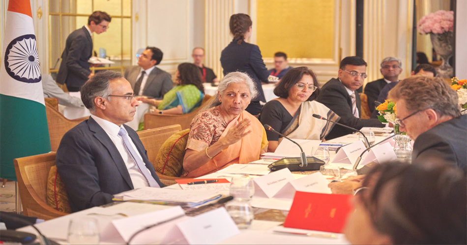 वित्त मंत्री निर्मला सीतारमण पहुंचीं कतर, AIIB की वार्षिक बैठक में लेंगी हिस्सा