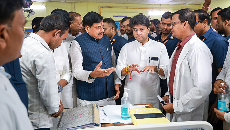ग्वालियर हादसा: सीएम डॉ. मोहन यादव ने की घायलों से मुलाकात, फ्री इलाज और देखभाल के दिए निर्देश