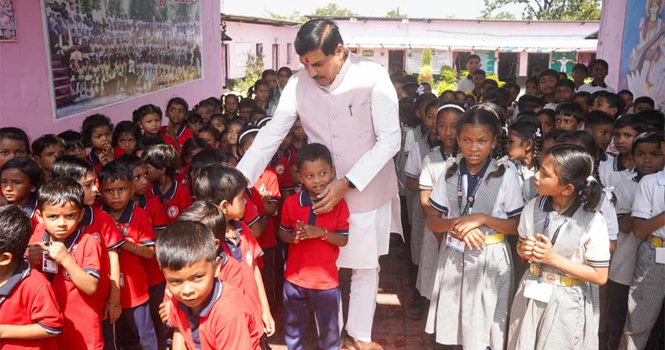 मुख्यमंत्री डॉ. यादव काफिला रुकवाकर पहुंचे स्कूल, बच्चों से किया आत्मीय संवाद