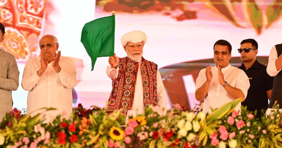 प्रधानमंत्री नरेंद्र मोदी ने गुजरात के बनासकांठा में 14 हजार करोड़ रुपये से अधिक की विकास परियोजनाओं का किया लोकार्पण और शिलान्यास